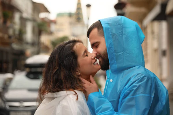 Jovem Casal Capas Impermeáveis Desfrutando Tempo Juntos Rua Cidade — Fotografia de Stock