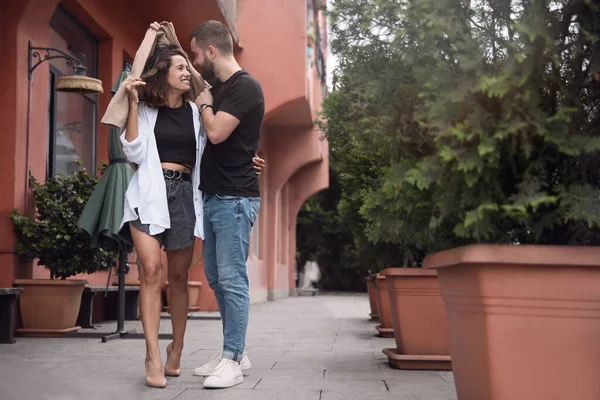 Jovem Casal Desfrutando Tempo Juntos Sob Chuva Rua Cidade Espaço — Fotografia de Stock