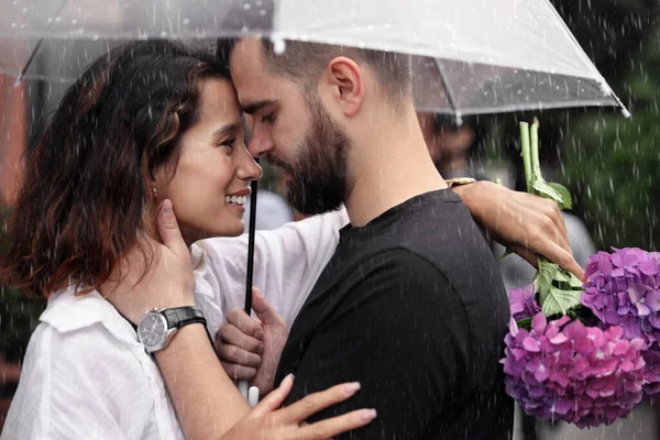 Jong Paar Met Paraplu Genieten Tijd Samen Onder Regen Straat — Stockfoto
