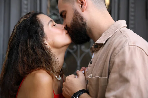 Felice Giovane Coppia Baciare Vicino Alla Porta All Aperto Primo — Foto Stock