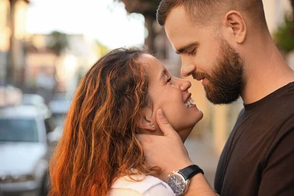 Joyeux Jeune Couple Embrasser Dans Rue Ville — Photo
