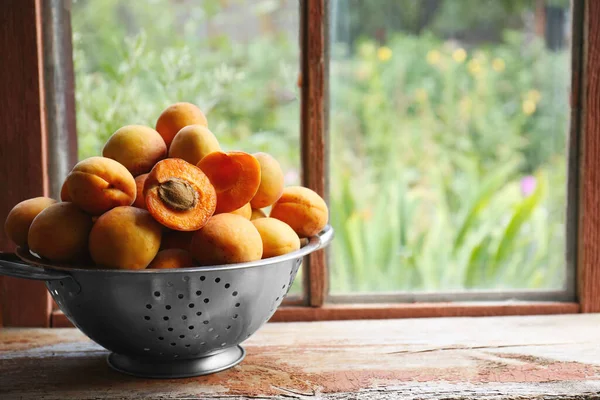 Vergiet Met Heerlijke Rijpe Abrikozen Houten Tafel Bij Het Raam — Stockfoto