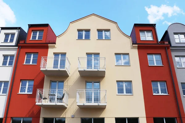 Moderna Hus Med Balkonger Mot Blå Himmel — Stockfoto