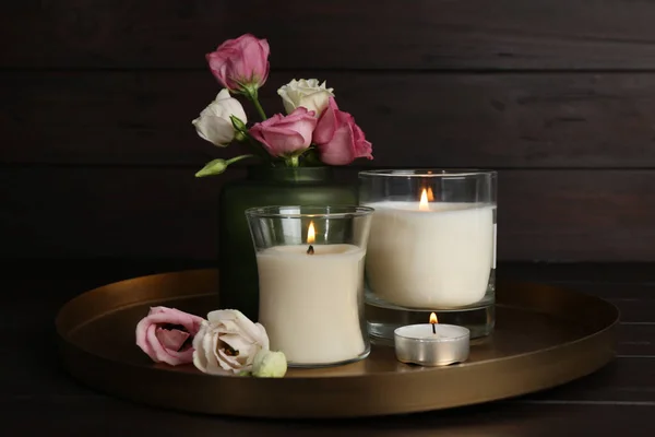 木製のテーブルの上に燃えるろうそくとバラと美しい組成物 — ストック写真