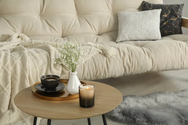 リビングルームの装飾的な要素を持つソファとラウンド木製のテーブル インテリアデザイン — ストック写真