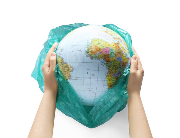 Женщина держит глобус в пластиковом пакете на белом фоне, крупным планом. Концепция охраны окружающей среды