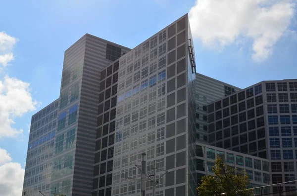 Buitenzijde Van Mooi Gebouw Tegen Blauwe Lucht Laag Hoekzicht — Stockfoto