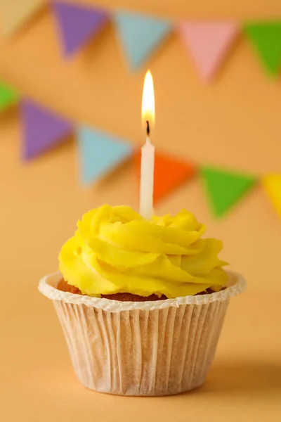 Lekkere Verjaardag Cupcake Met Kaars Oranje Tafel Tegen Partij Vlaggen — Stockfoto