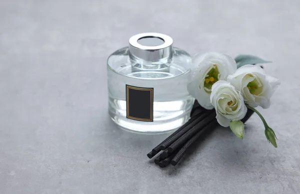 Vass Pinnar Glasflaska Med Aromatisk Vätska Och Sedvanliga Blommor Grå — Stockfoto