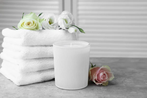 Handtücher Duftkerzen Und Blumen Auf Grauem Tisch Drinnen — Stockfoto