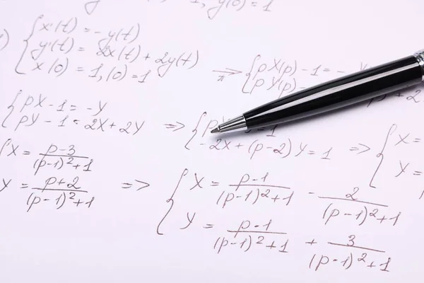 Matematiksel Formülleri Kalemi Olan Kağıt Yakın Plan — Stok fotoğraf