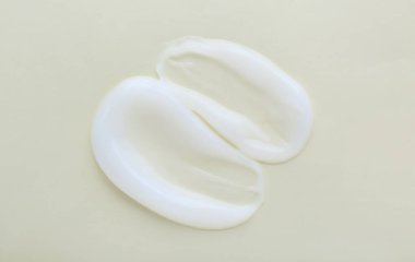 Işık arka planında vücut kremi örneği, üst görünüm