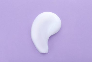 Leylak arka planda vücut kremi örneği, üst görünüm