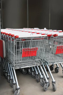 Süpermarketin yakınında bir sürü boş metal alışveriş arabası var.