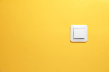 Turuncu arka planda modern plastik lamba anahtarı. Metin için boşluk