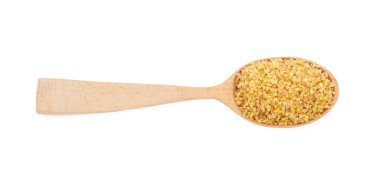 Ahşap kaşık, pişmemiş bulgur beyaz üzerine izole edilmiş.
