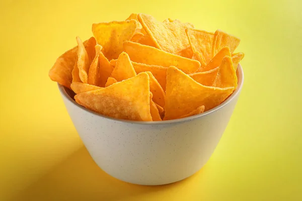 Tortilla Chips Nachos Tazón Sobre Fondo Amarillo Primer Plano — Foto de Stock