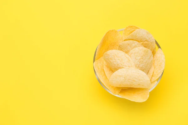 Schaal Van Lekkere Aardappel Chips Gele Achtergrond Bovenaanzicht Ruimte Voor — Stockfoto