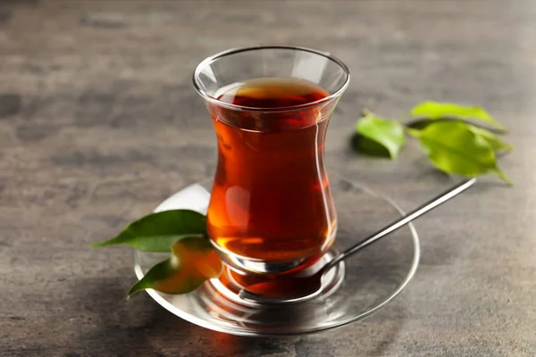 Szkło Tradycyjną Turecką Herbatą Szarym Stole — Zdjęcie stockowe