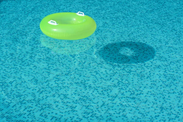 プールに浮かぶ薄緑色のインフレータブルリング テキストの空間 — ストック写真