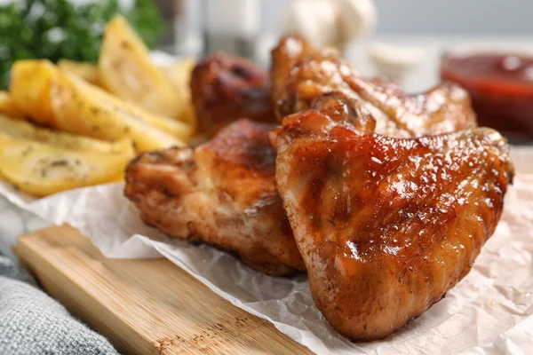 Finom Sült Csirkeszárny Tálalva Asztalon Közelkép — Stock Fotó