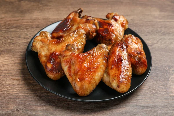 Prato Com Deliciosas Asas Frango Frito Mesa Madeira — Fotografia de Stock