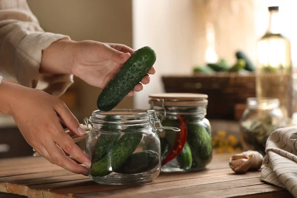 Uborkát Tesz Üvegbe Asztalnál Közelről Ecetes Zöldségek — Stock Fotó