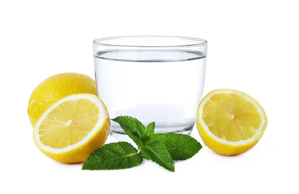 Glas Mit Wasser Zitrone Und Minze Scheiben Geschnitten Auf Weißem — Stockfoto