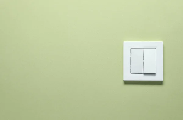 Moderner Kunststoff Lichtschalter Auf Grünem Hintergrund Raum Für Text — Stockfoto