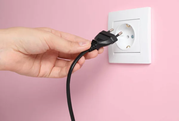 Mulher Inserindo Plug Tomada Energia Parede Rosa Close Alimentação Eléctrica — Fotografia de Stock