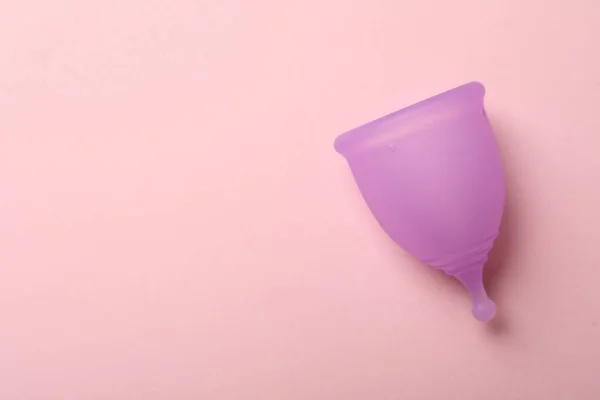 Violet Menstrual Cup Pink Background Top View Space Text — Stock Photo, Image