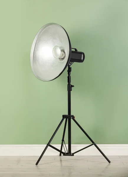 Professional Beauty Dish Reflector Tripod Pale Green Wall Room Photography — Stock Photo, Image