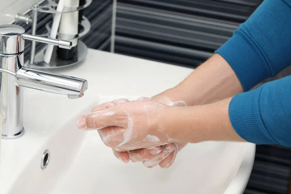 Adam Ellerini Sabunla Yıkıyor Lavabonun Üzerinde Yakın Plan — Stok fotoğraf