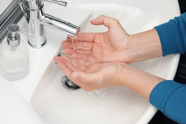 Homem Usando Torneira Água Para Lavar Mãos Banheiro Close — Fotografia de Stock