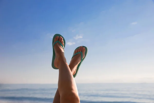 Kvinna Snygga Flip Flops Nära Havet Närbild — Stockfoto
