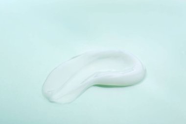 Renkli arka planda vücut kremi örneği