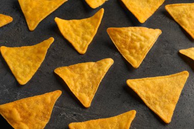 Gri masadaki lezzetli tortilla cipslerinin (nachos) bileşimi