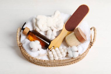 Beyaz ahşap masada farklı kişisel bakım ürünleriyle spa seti