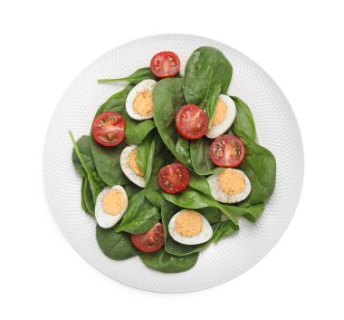 Haşlanmış yumurtalı, domatesli ve beyaza izole edilmiş ıspanaklı lezzetli salata.