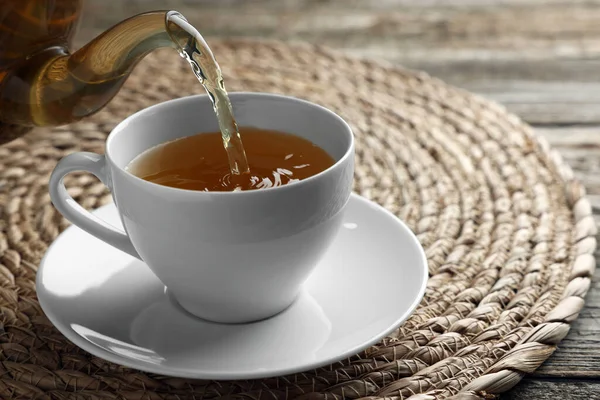 Ρίχνει Πράσινο Τσάι Λευκό Κύπελλο Πιατάκι Στο Τραπέζι Closeup — Φωτογραφία Αρχείου
