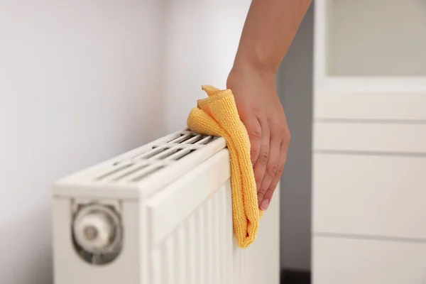 Vrouw Reinigen Radiator Met Vod Binnen Close — Stockfoto