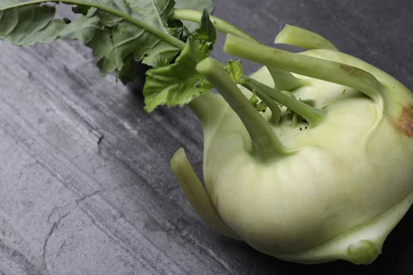 Hela Mogna Kålrabbi Växt Grått Bord Närbild — Stockfoto