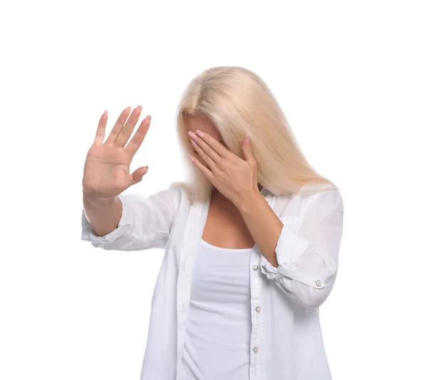 Mulher Envergonhada Cobrindo Rosto Com Mão Fundo Branco — Fotografia de Stock