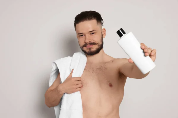 Homme Avec Serviette Bouteille Shampooing Sur Fond Gris Clair — Photo