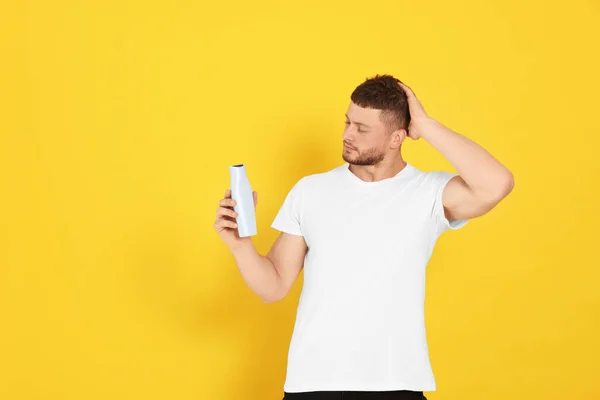 Guapo Joven Sosteniendo Botella Champú Sobre Fondo Naranja Espacio Para —  Fotos de Stock