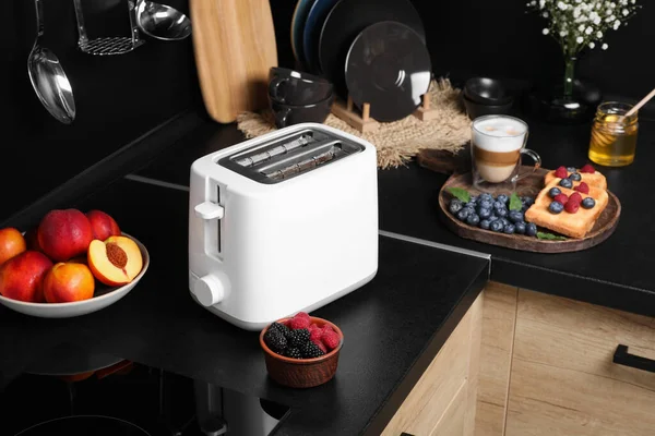 Moderner Toaster Brot Mit Frischen Beeren Und Kaffee Auf Arbeitsplatte — Stockfoto