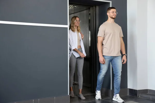 Jong Stel Loopt Uit Moderne Lift — Stockfoto