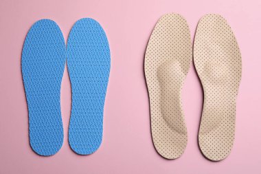 Pembe arka planda solunabilir ayakkabı tabanları var.