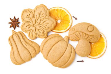 Beyaz arka planda farklı lezzetli kurabiyeler ve baharatlar, üst görünüm