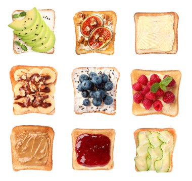 Beyaz arkaplanda farklı tost setleri, üst görünüm